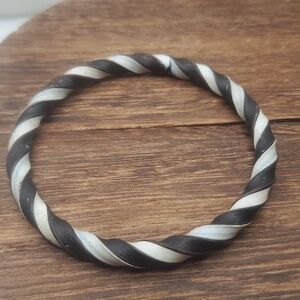 B2237 Beetlejuice bracelet‎ black and white twist